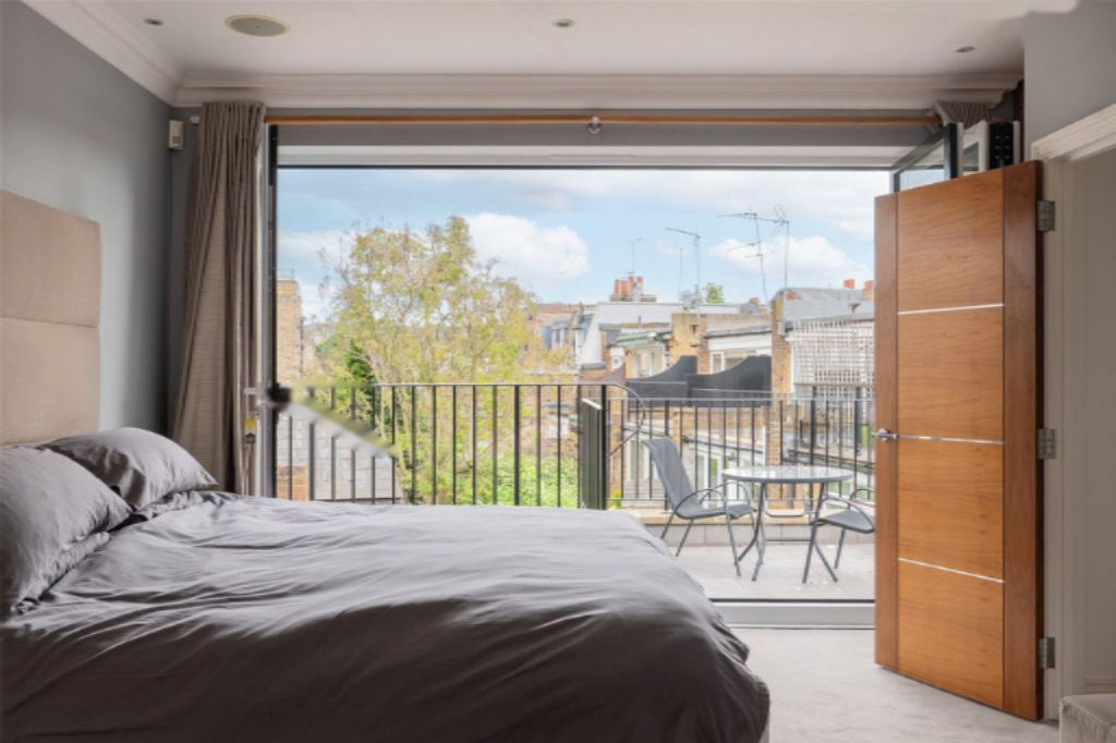 Flat in London, United Kingdom, 157 m² - picture 1