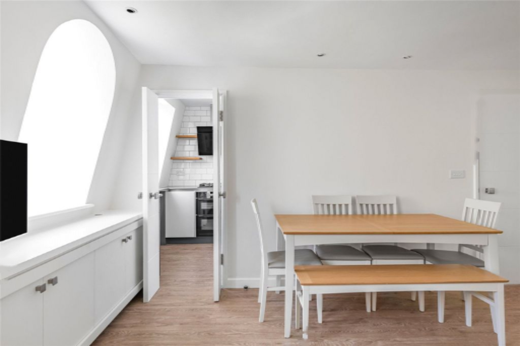 Flat in London, United Kingdom, 113 m² - picture 1