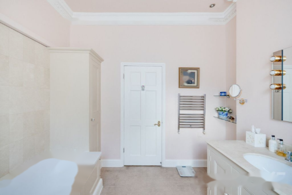 Flat in London, United Kingdom, 130 m² - picture 1