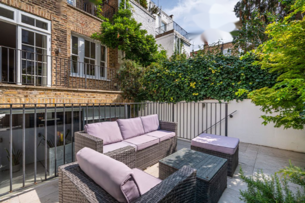 Flat in London, United Kingdom, 236 m² - picture 1