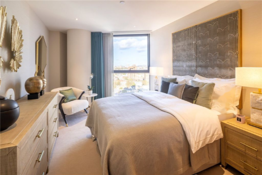 Flat in London, United Kingdom, 208 m² - picture 1