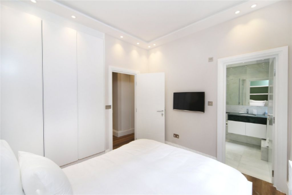 Flat in London, United Kingdom, 93 m² - picture 1