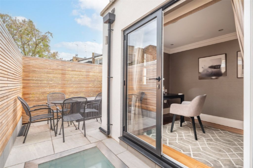 Flat in London, United Kingdom, 157 m² - picture 2