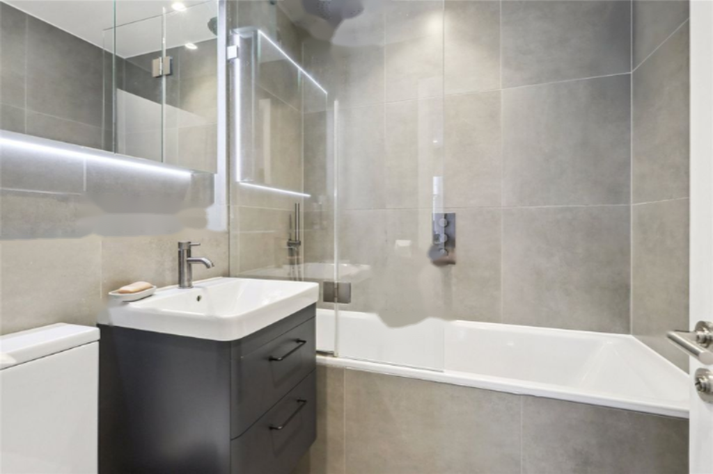 Flat in London, United Kingdom, 105 m² - picture 2