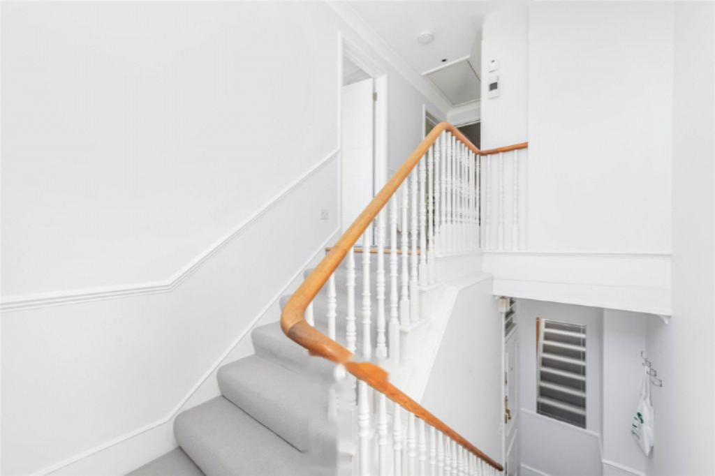 Flat in London, United Kingdom, 113 m² - picture 3