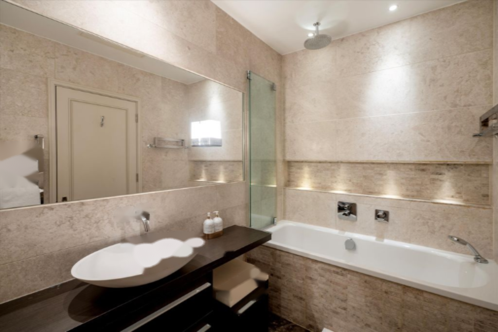 Flat in London, United Kingdom, 148 m² - picture 3