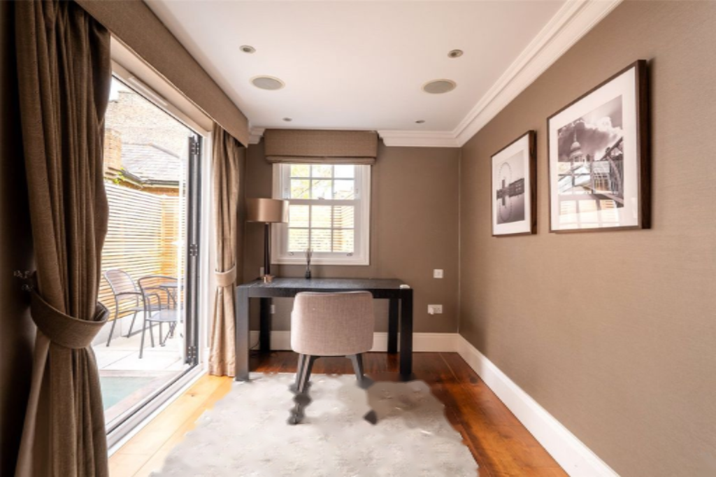 Flat in London, United Kingdom, 157 m² - picture 3