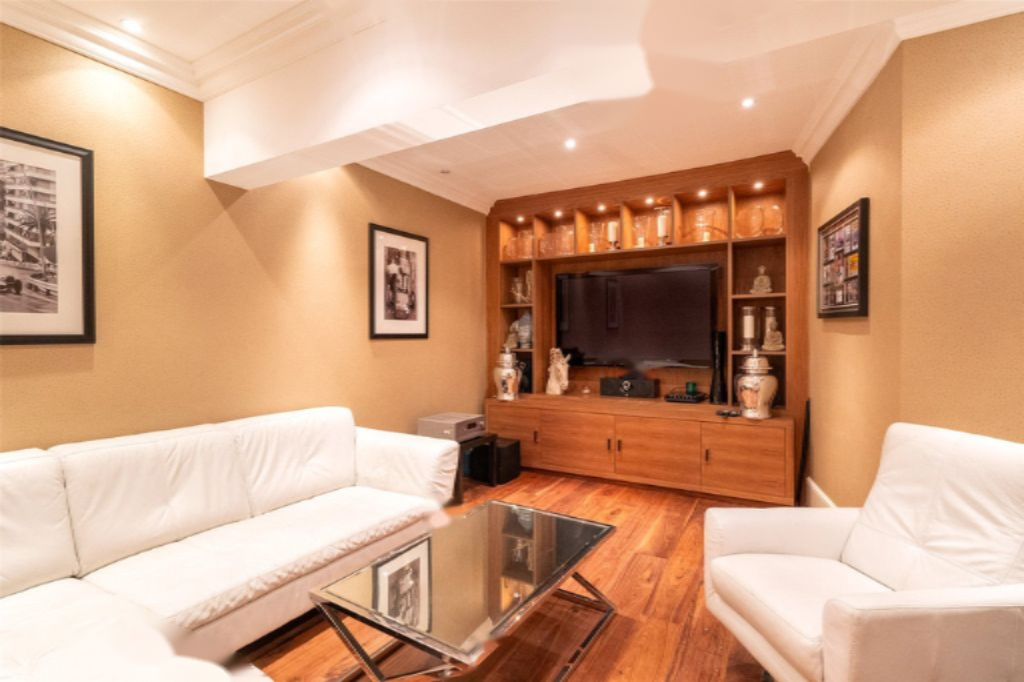 Flat in London, United Kingdom, 157 m² - picture 4