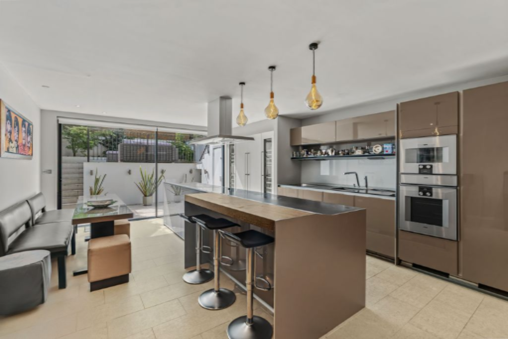 Flat in London, United Kingdom, 236 m² - picture 11