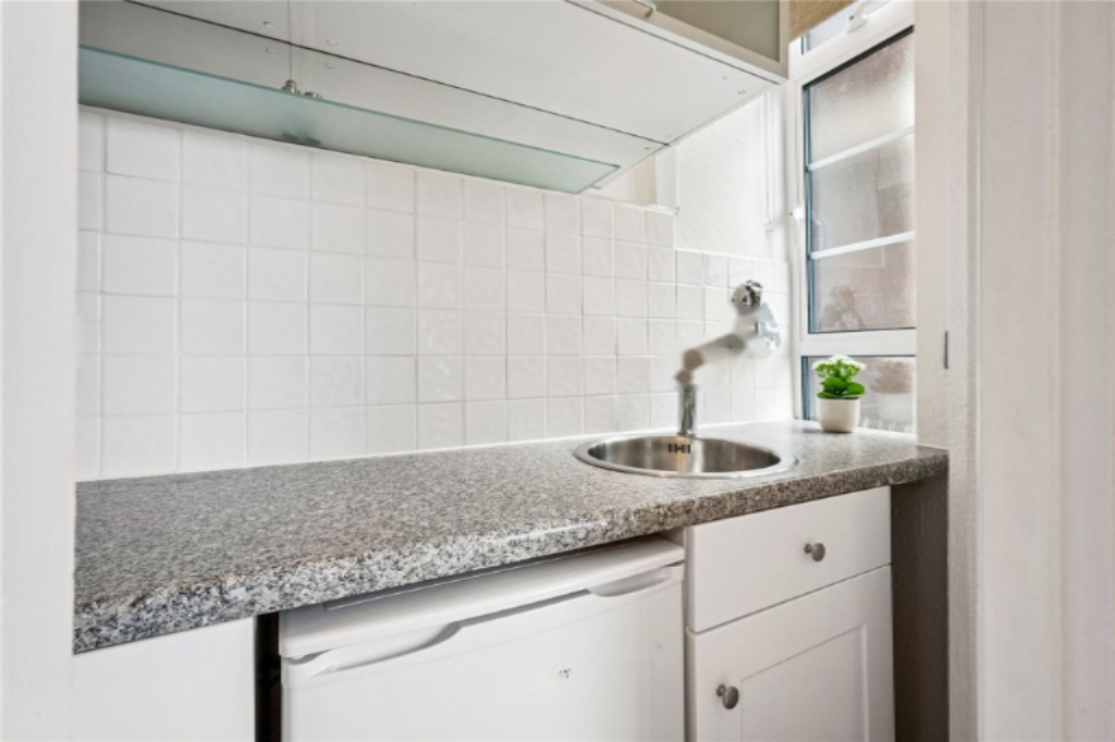 Flat in London, United Kingdom, 33 m² - picture 12