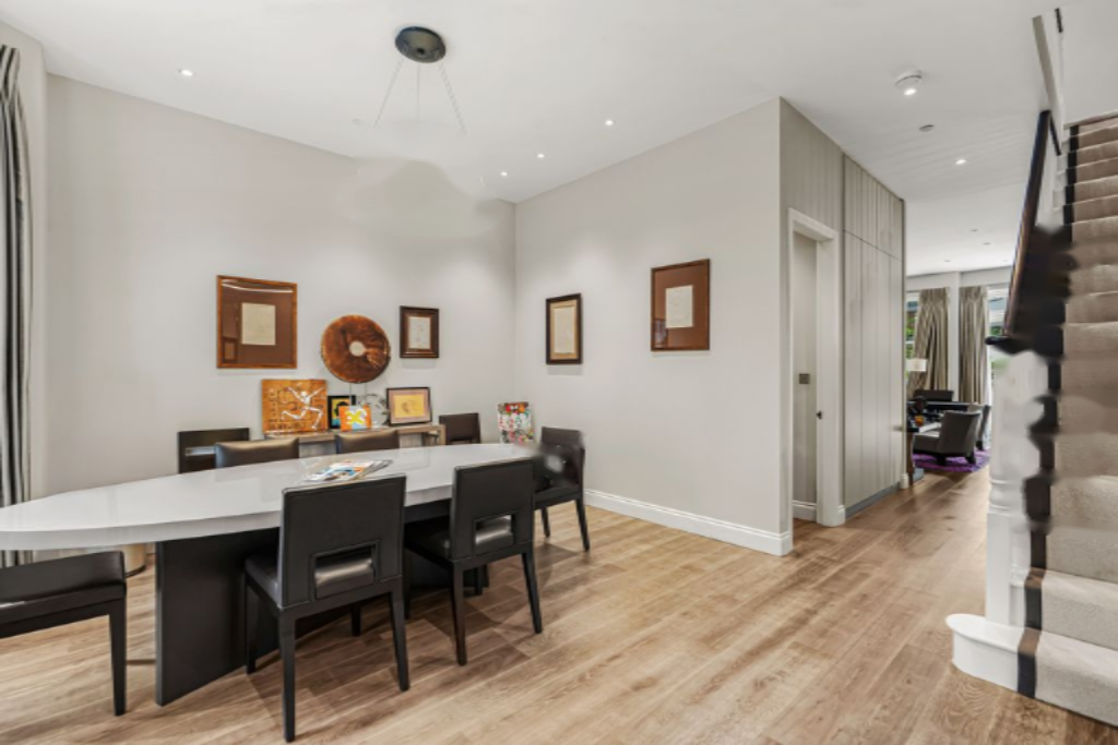 Flat in London, United Kingdom, 236 m² - picture 13