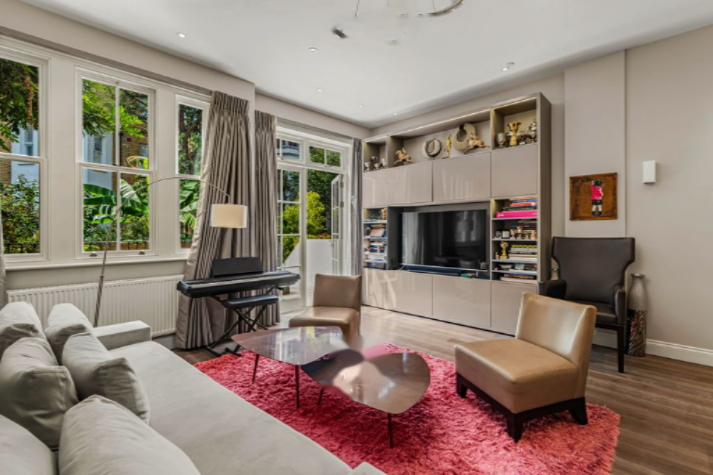 Flat in London, United Kingdom, 236 m² - picture 15