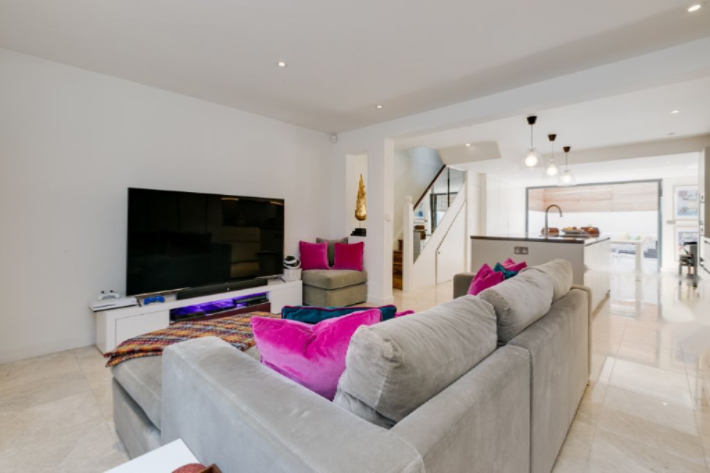 Flat in London, United Kingdom, 178 m² - picture 17