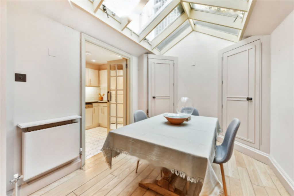 Flat in London, United Kingdom, 113 m² - picture 17