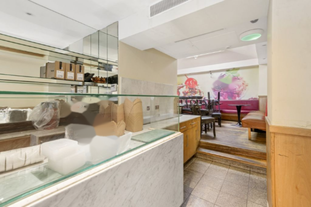 Flat in London, United Kingdom, 204 m² - picture 17