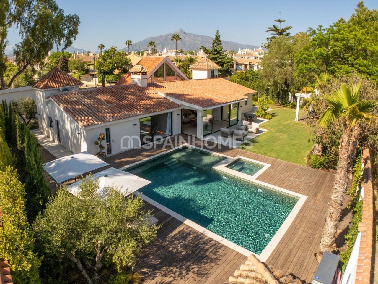 Villa in Marbella, Spanien, 336 m² - Foto 1