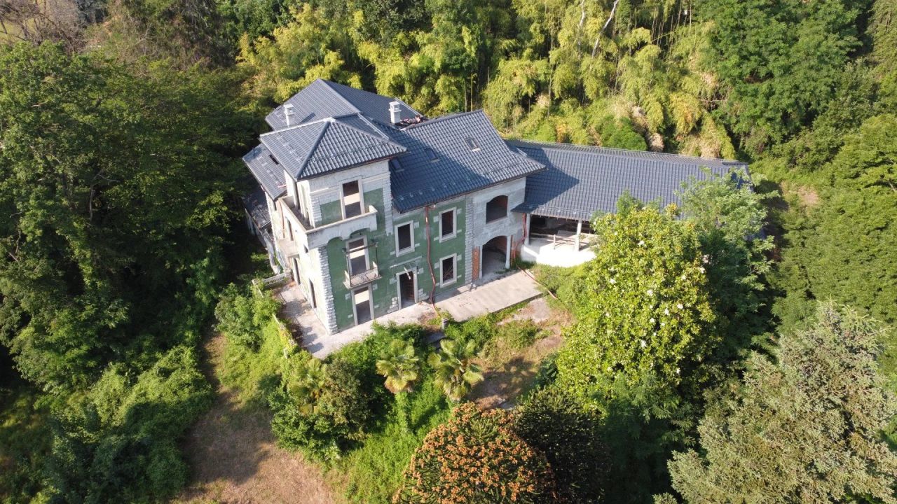 Villa en Malnate, Italia, 1 200 m² - imagen 1