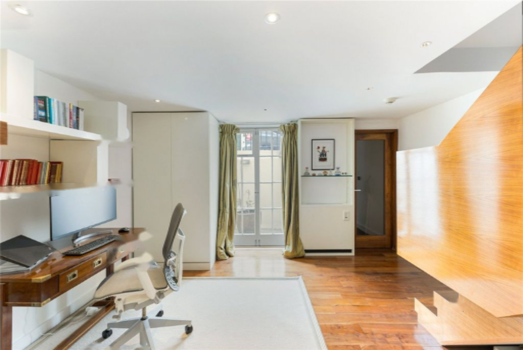 Flat in London, United Kingdom, 124 m² - picture 1