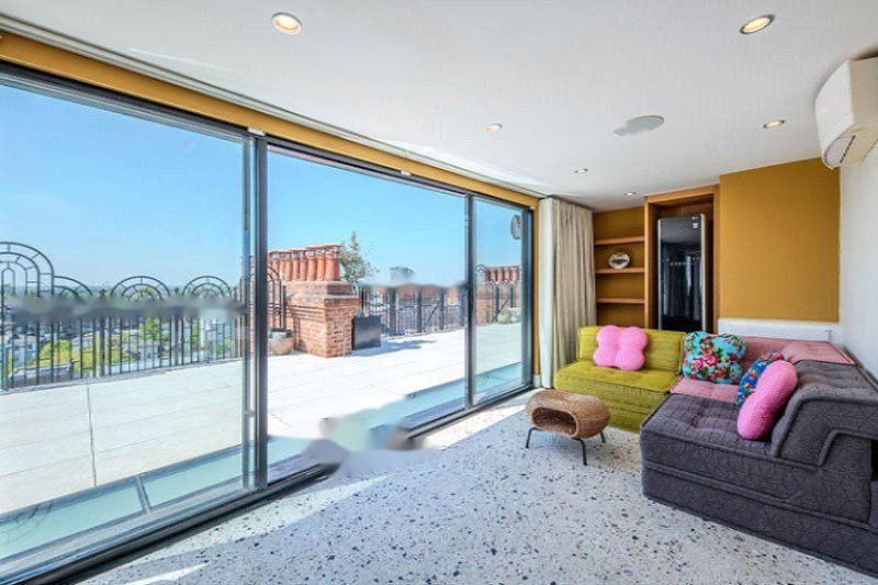 Flat in London, United Kingdom, 208 m² - picture 1