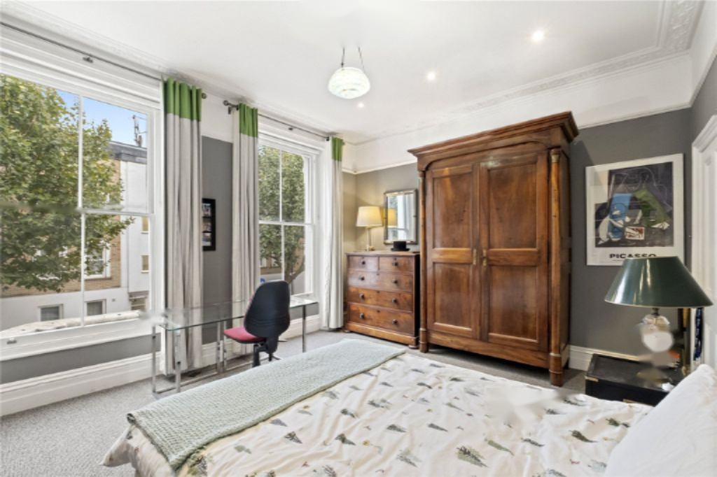 Flat in London, United Kingdom, 241 m² - picture 1