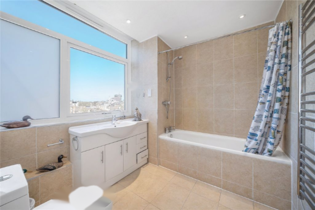 Flat in London, United Kingdom, 103 m² - picture 1