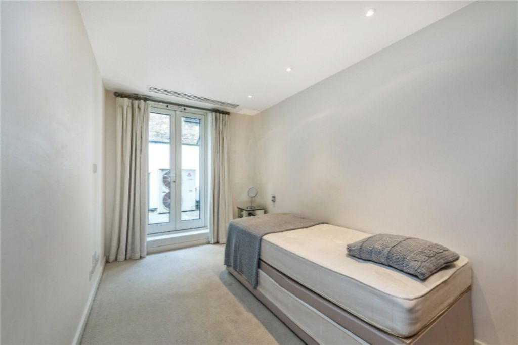 Flat in London, United Kingdom, 91 m² - picture 1