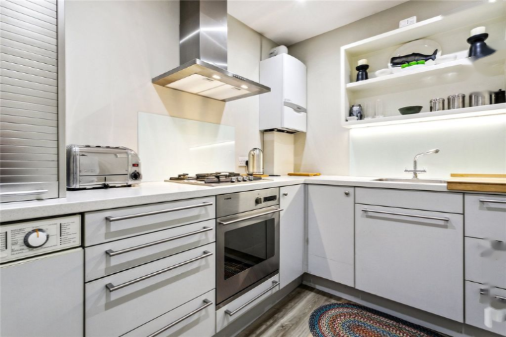 Flat in London, United Kingdom, 68 m² - picture 1