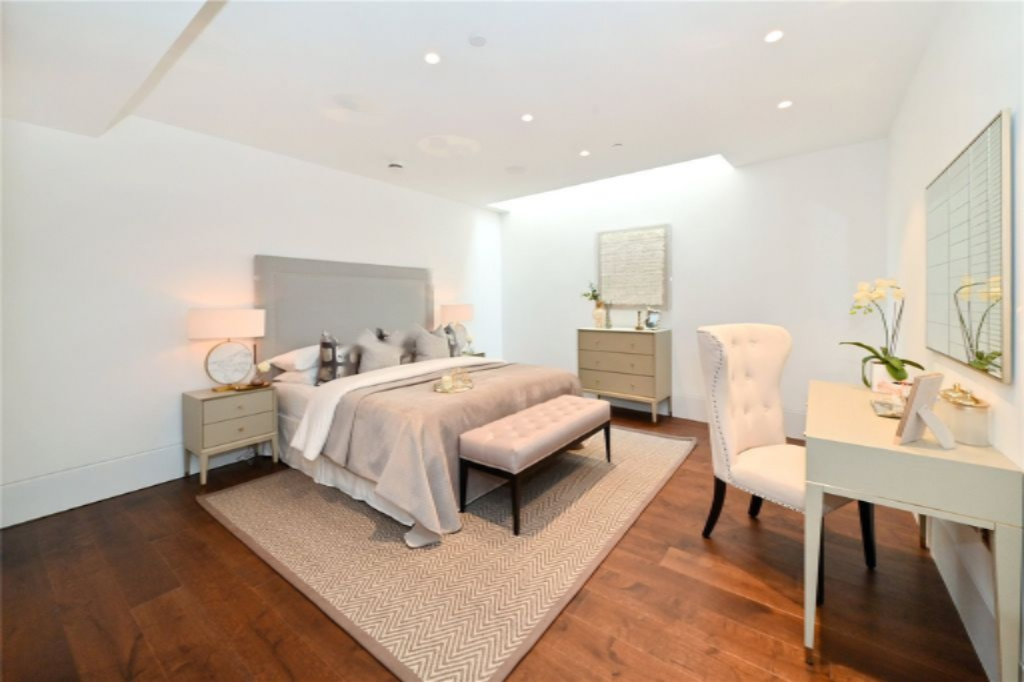 Flat in London, United Kingdom, 112 m² - picture 1