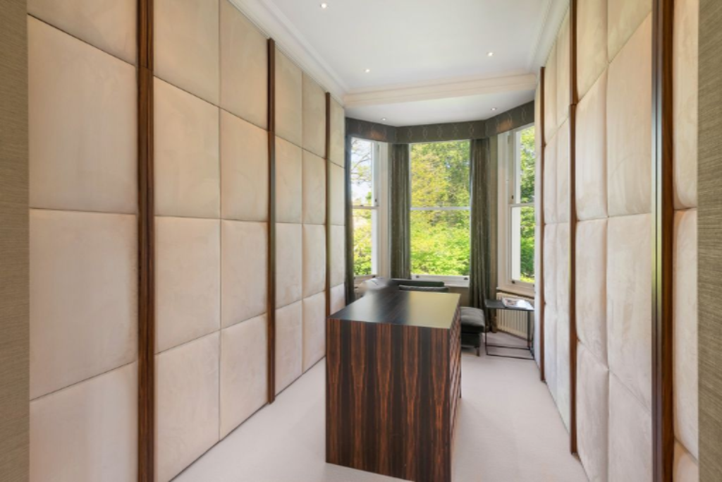 Flat in London, United Kingdom, 772 m² - picture 1