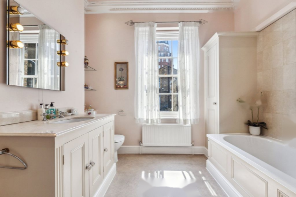 Flat in London, United Kingdom, 127 m² - picture 1