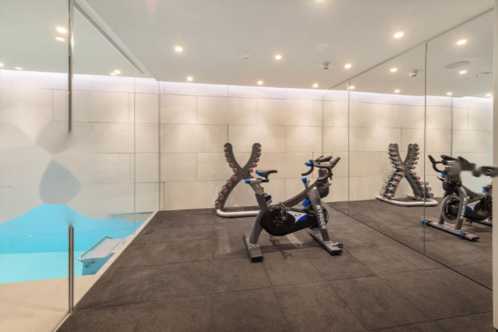 Flat in London, United Kingdom, 594 m² - picture 1