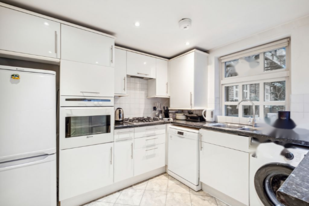 Flat in London, United Kingdom, 154 m² - picture 1