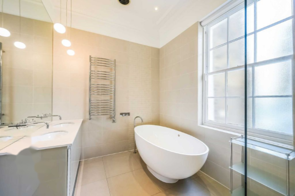 Flat in London, United Kingdom, 274 m² - picture 1