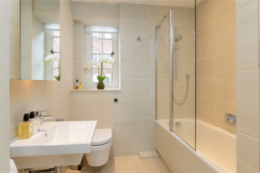 Flat in London, United Kingdom, 92 m² - picture 1