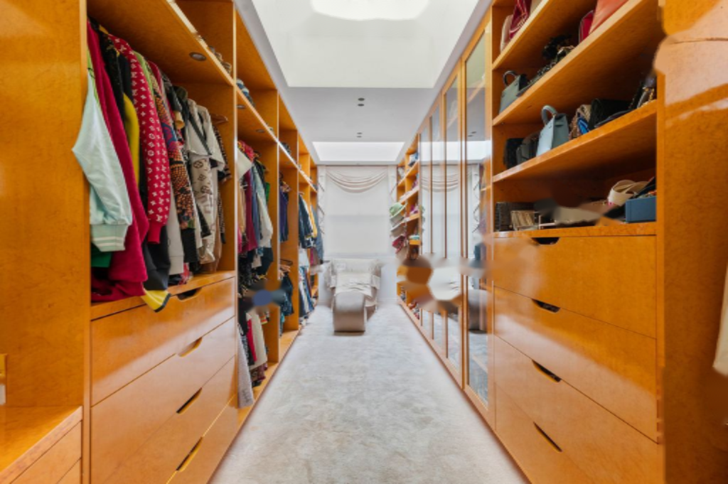 Flat in London, United Kingdom, 287 m² - picture 1