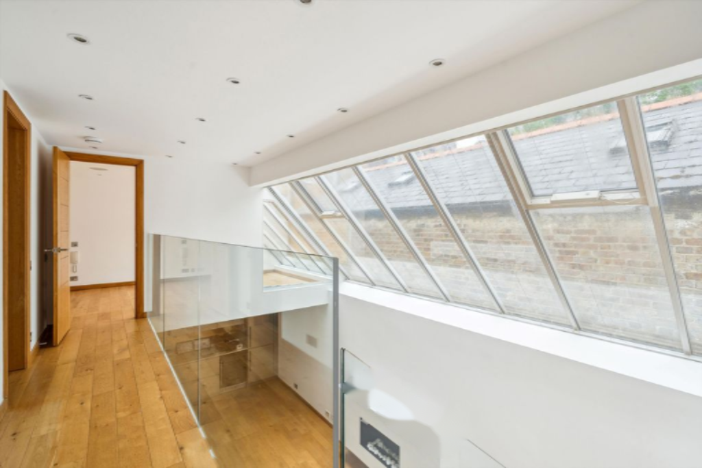 Flat in London, United Kingdom, 93 m² - picture 1