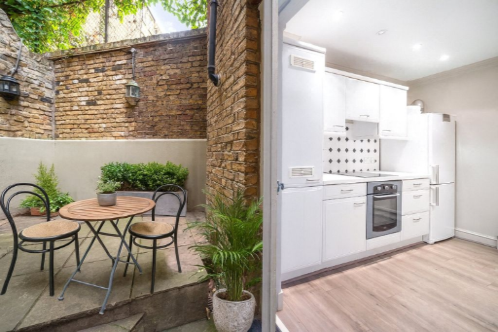 Flat in London, United Kingdom, 79 m² - picture 1