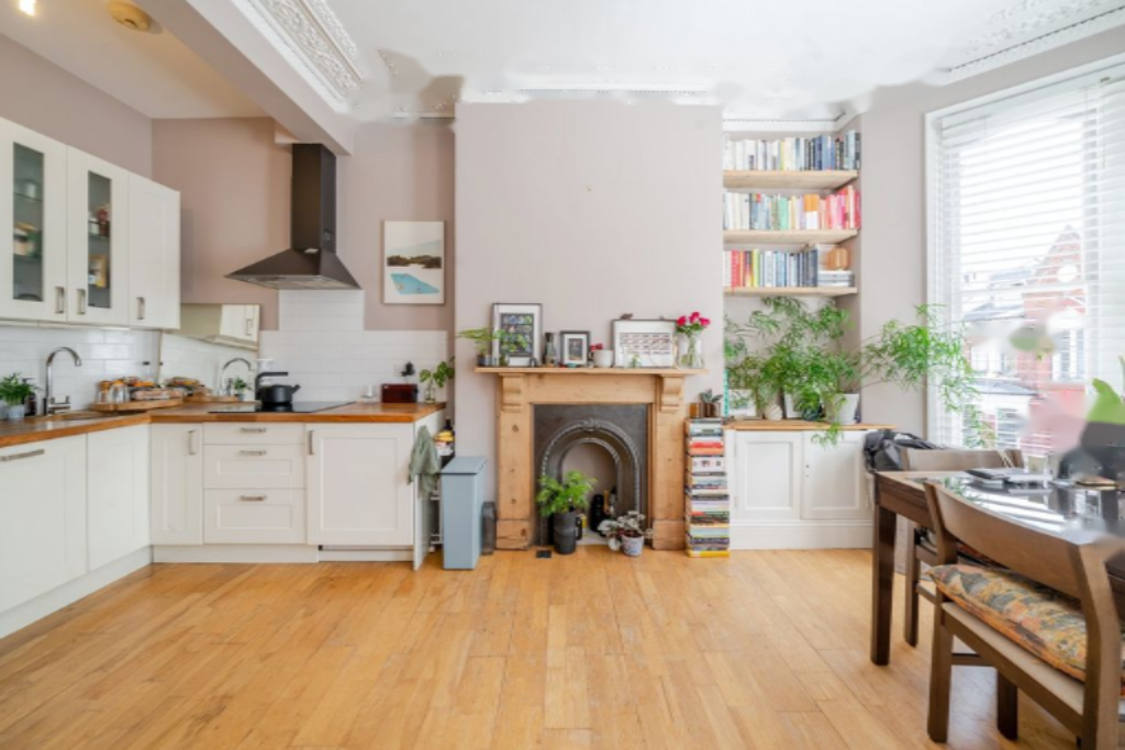 Flat in London, United Kingdom, 42 m² - picture 1