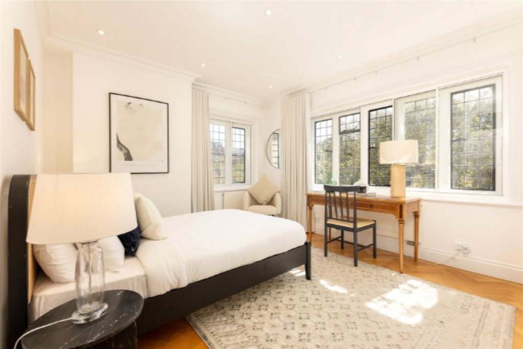 Flat in London, United Kingdom, 115 m² - picture 1