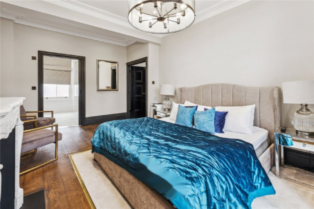 Flat in London, United Kingdom, 203 m² - picture 1