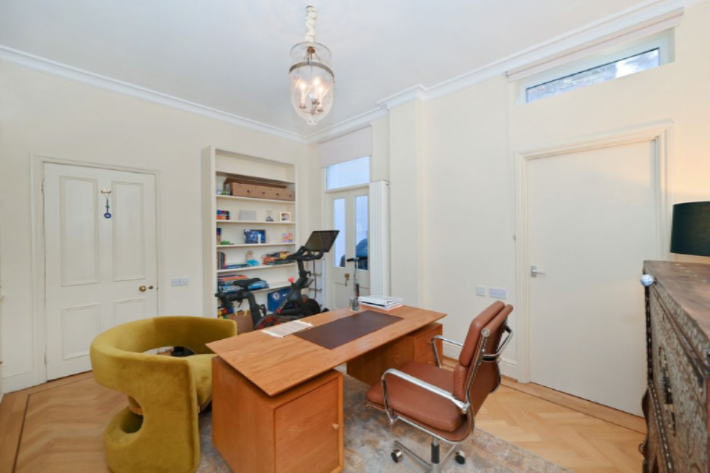 Flat in London, United Kingdom, 229 m² - picture 1