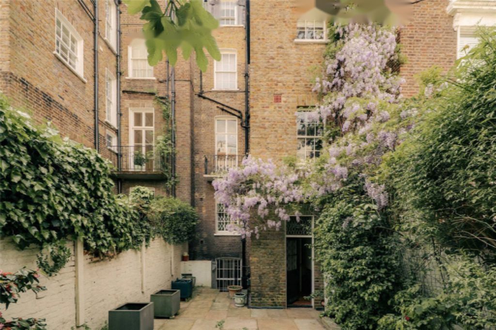 Flat in London, United Kingdom, 214 m² - picture 1