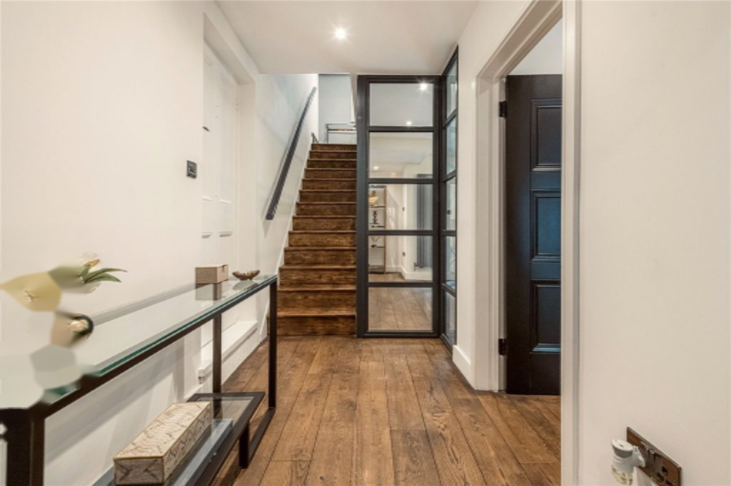 Flat in London, United Kingdom, 207 m² - picture 1