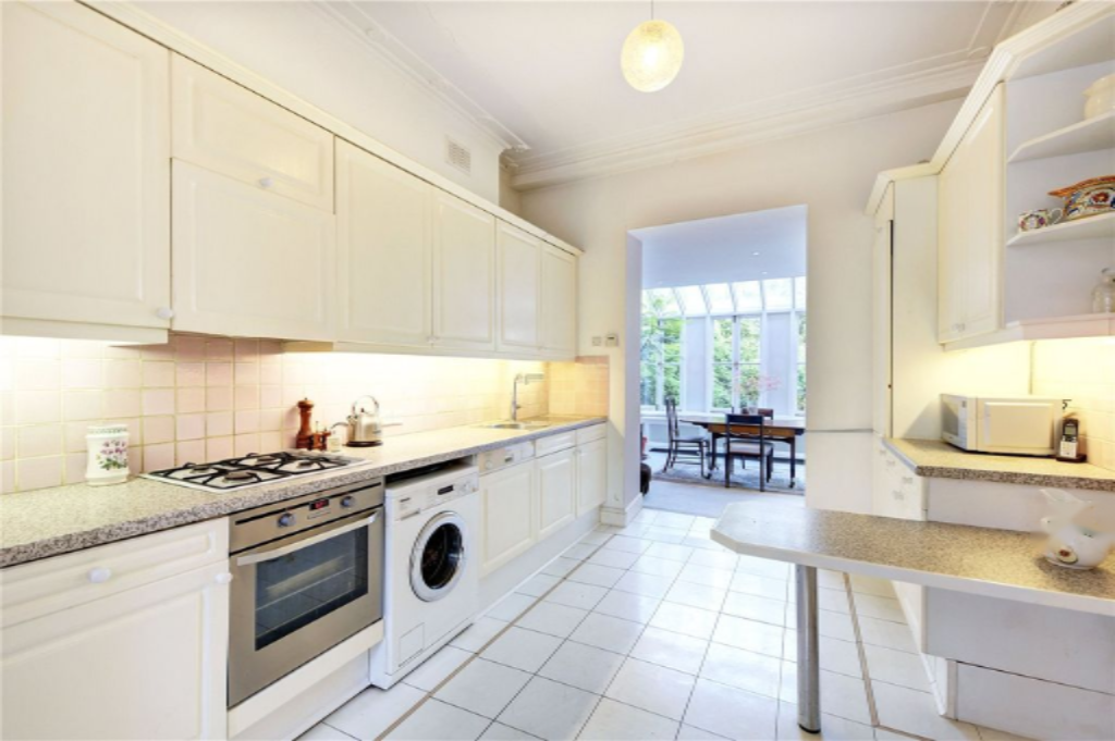 Flat in London, United Kingdom, 256 m² - picture 1