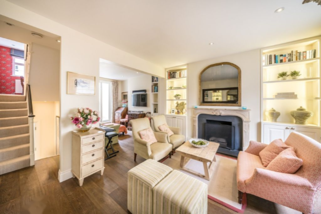 Flat in London, United Kingdom, 148 m² - picture 1