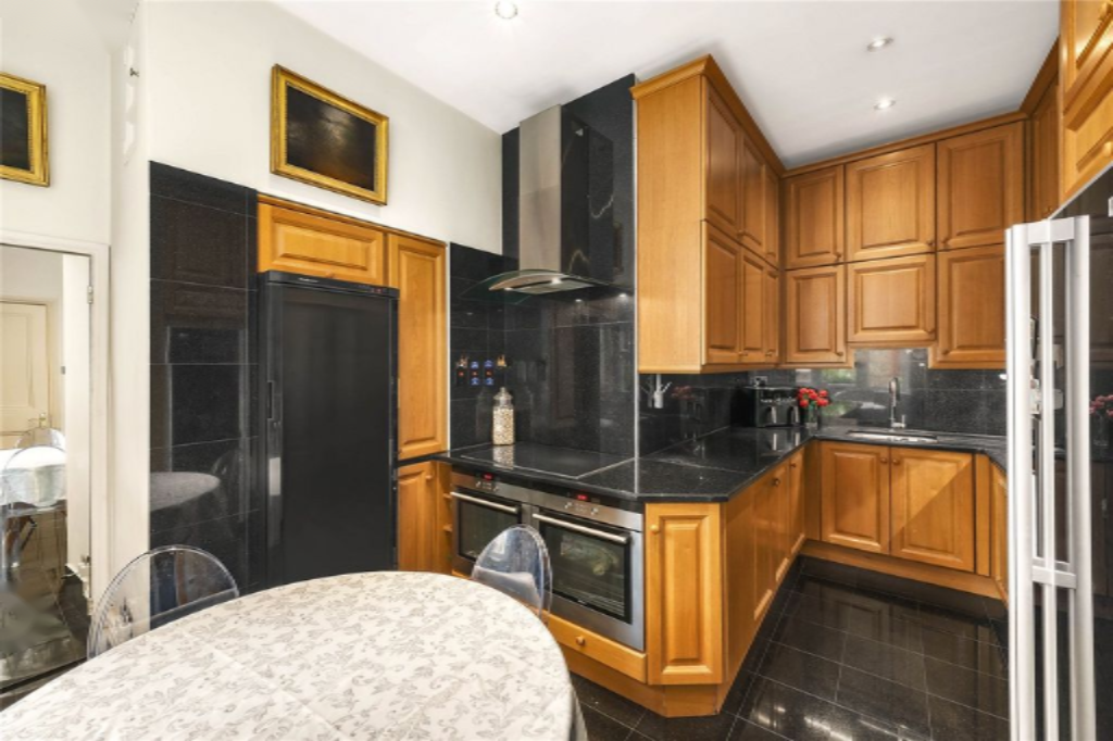 Piso en Londres, Reino Unido, 192 m² - imagen 1