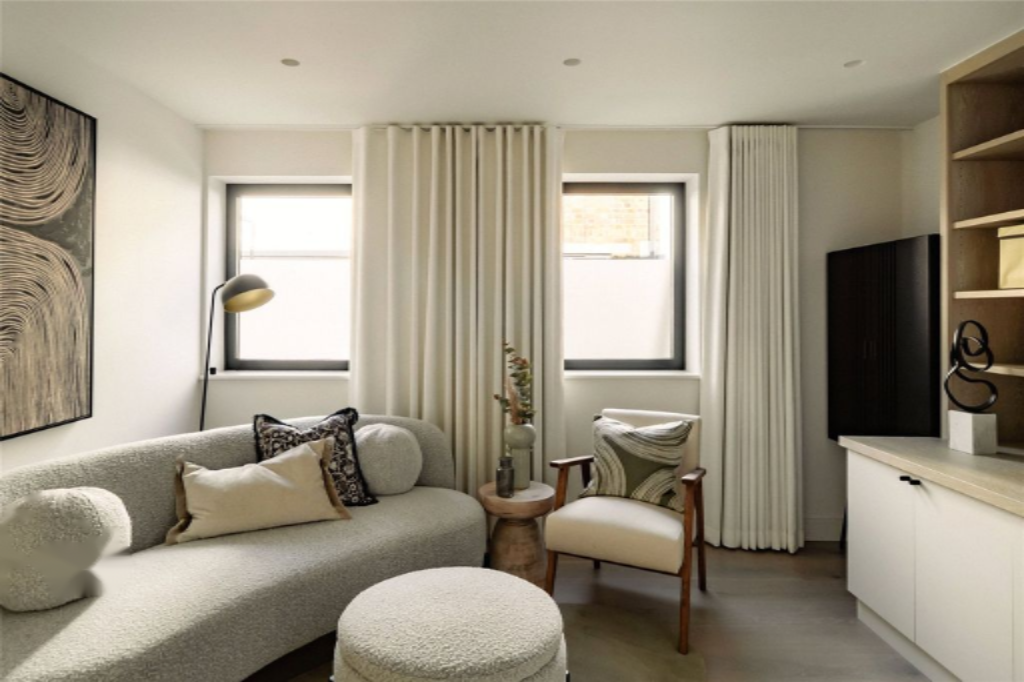 Flat in London, United Kingdom, 155 m² - picture 1