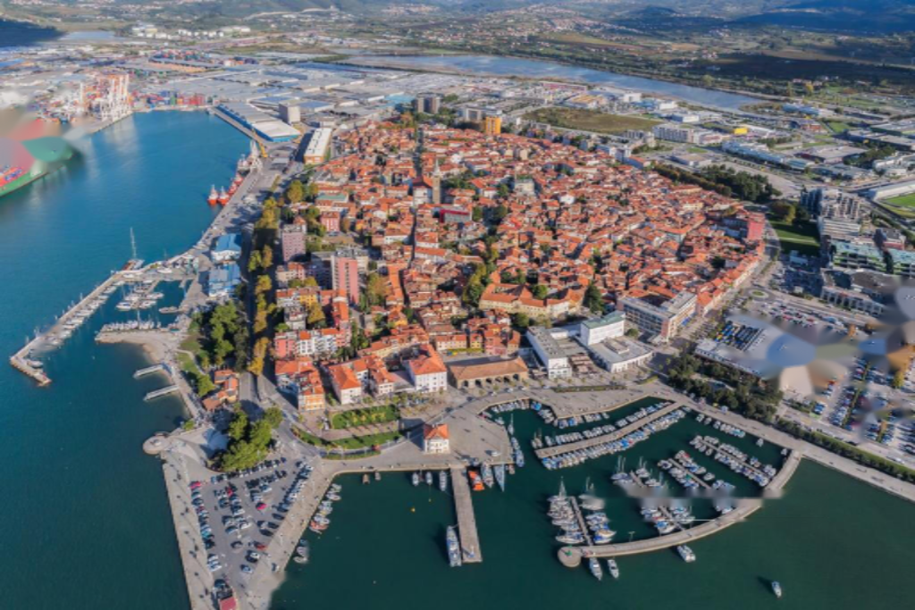 Flat in Koper, Slovenia, 34 m² - picture 1