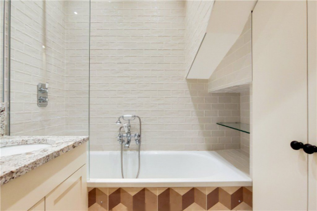 Flat in London, United Kingdom, 47 m² - picture 1