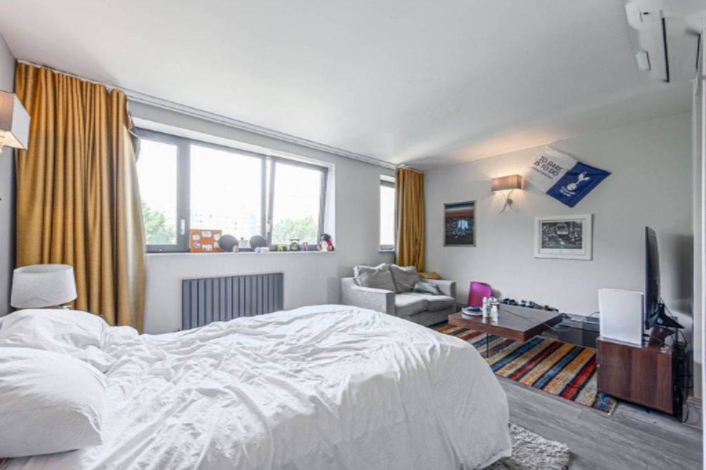 Flat in London, United Kingdom, 141 m² - picture 1